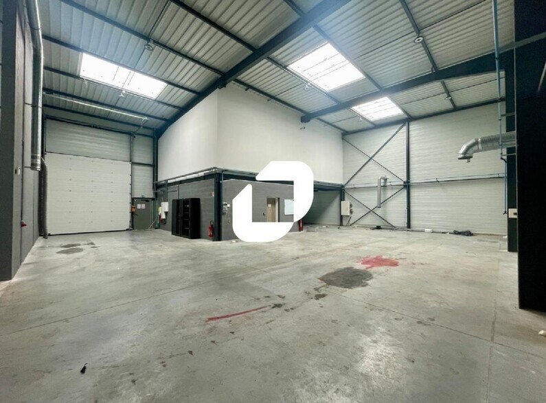 Light Industrial in Chassieu to rent - Building Photo - Image 2 of 20
