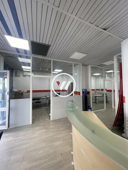 Retail in Marseille to rent - Building Photo - Image 1 of 10