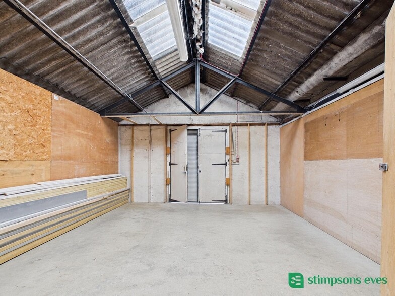 1 London Rd, Luton to rent - Building Photo - Image 2 of 12