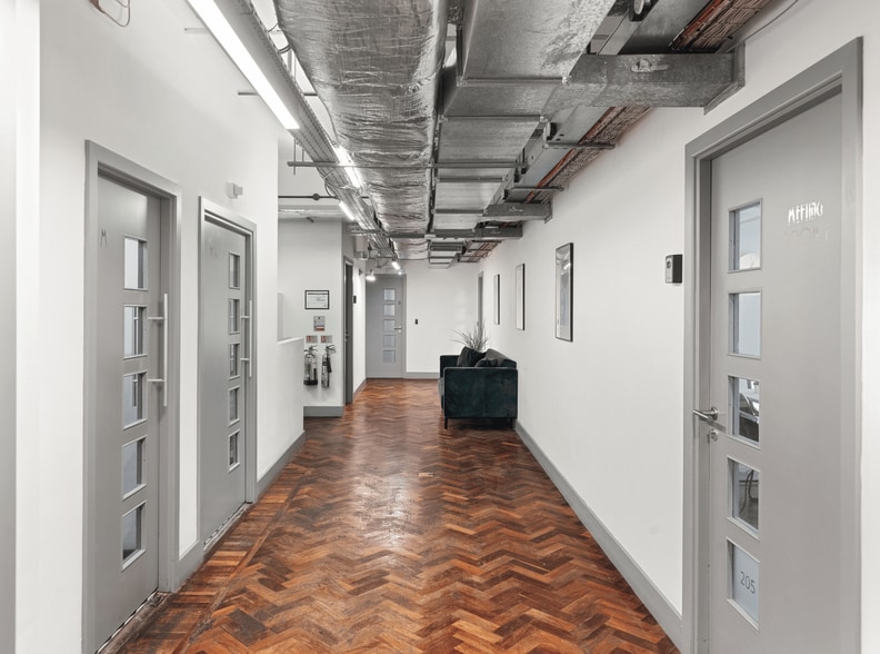 69 Old St, London to rent - Interior Photo - Image 2 of 26