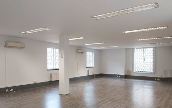 Blythe Rd, London to rent - Interior Photo - Image 3 of 6