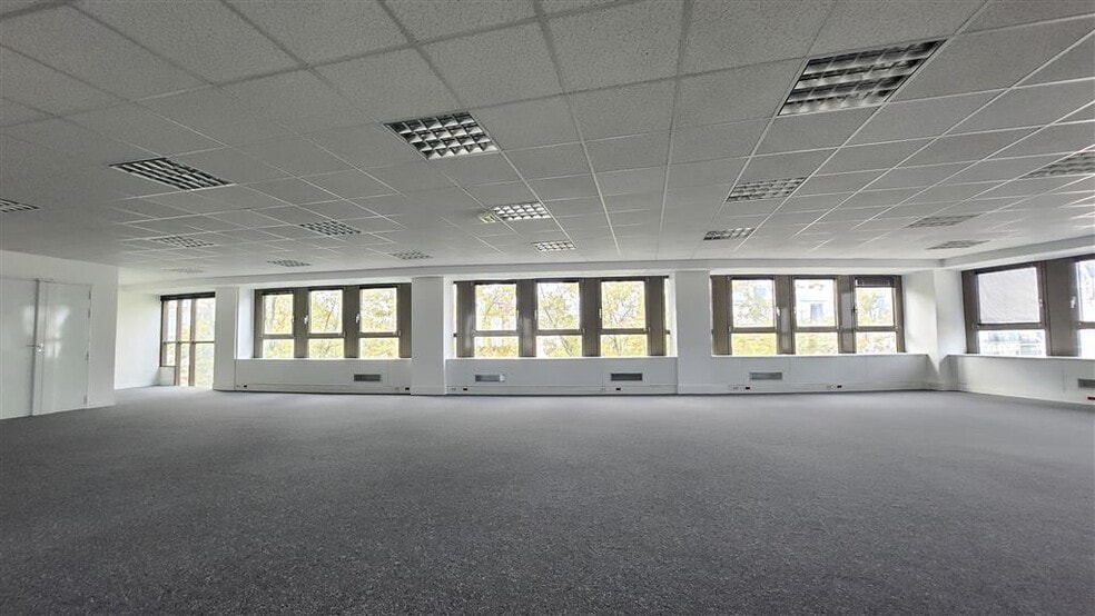 Office in La Garenne-Colombes to rent - Interior Photo - Image 1 of 7