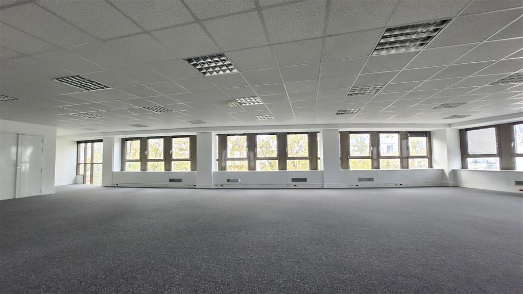 Office in La Garenne-Colombes to rent Interior Photo- Image 1 of 8