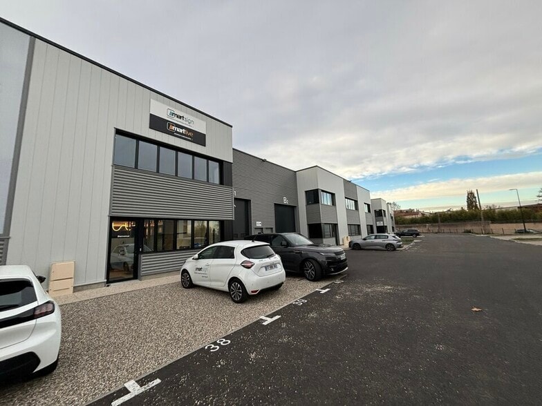 Light Industrial in OULLINS-PIERRE-BÉNITE for sale - Building Photo - Image 3 of 17