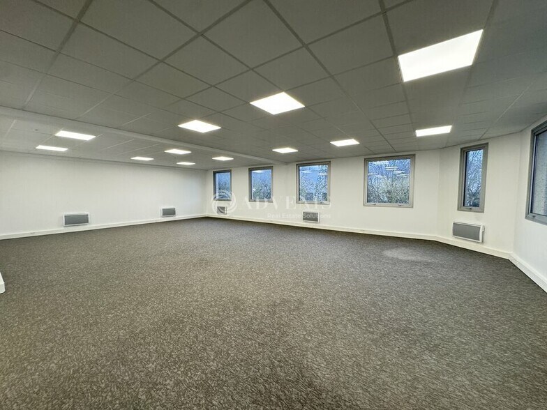 Office in Tremblay-en-France to rent - Interior Photo - Image 2 of 7