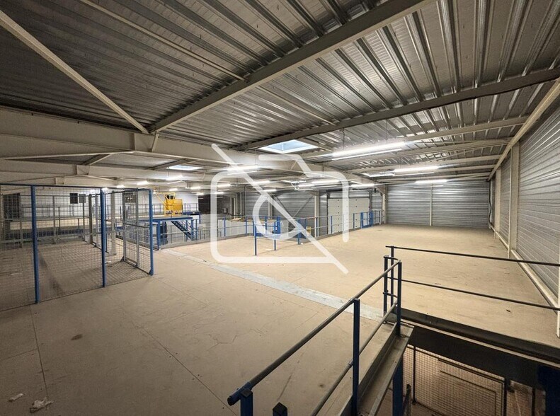 Industrial in Coignières to rent - Interior Photo - Image 2 of 16