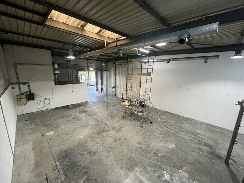 Light Industrial in Bondy to rent - Interior Photo - Image 2 of 10