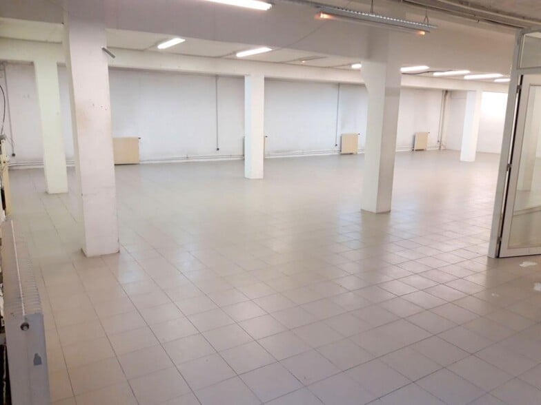 Light Industrial in Le Chesnay-Rocquencourt to rent - Building Photo - Image 1 of 16