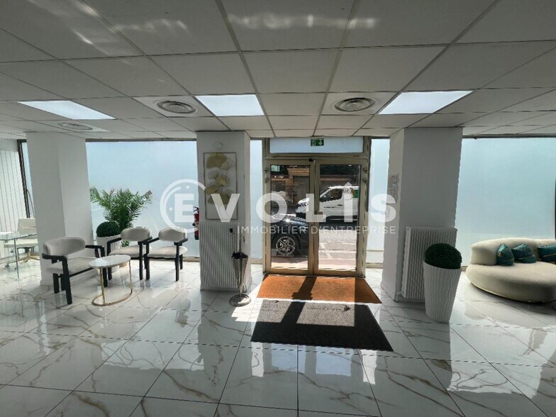 Retail in Saint-Maur-des-Fossés to rent - Lobby - Image 2 of 9