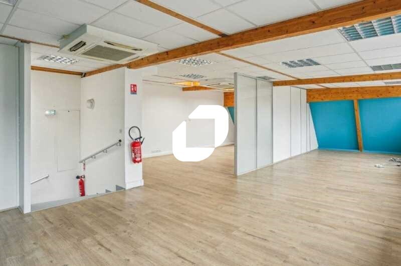 Office in Suresnes to rent - Interior Photo - Image 1 of 9