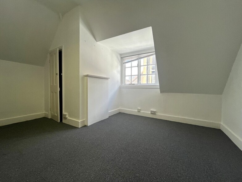 62 Packhorse Rd, Gerrards Cross to rent - Building Photo - Image 2 of 2
