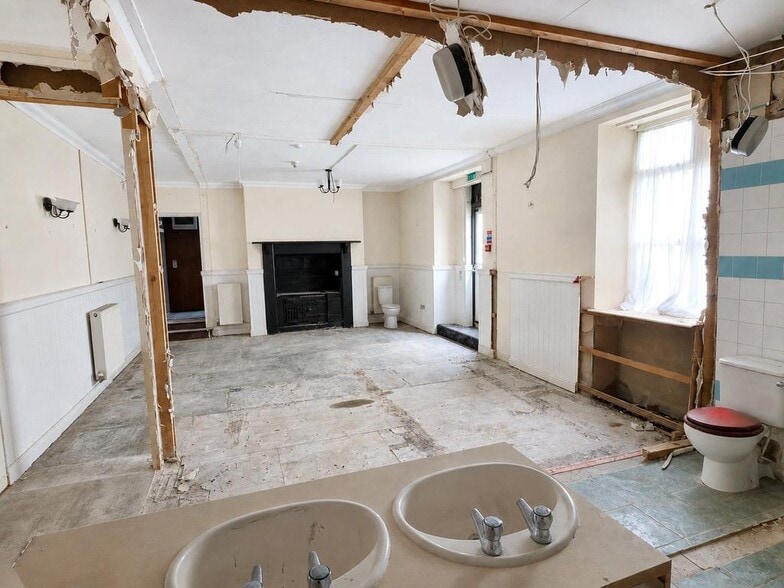 18 South St, Torrington for sale - Building Photo - Image 3 of 22