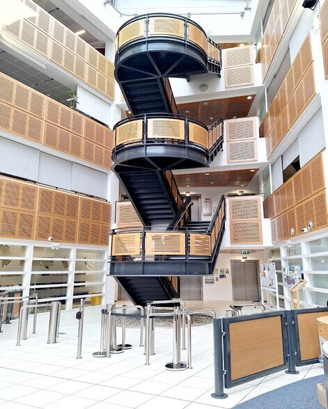 2 Rivergate, Bristol to rent - Interior Photo - Image 3 of 9