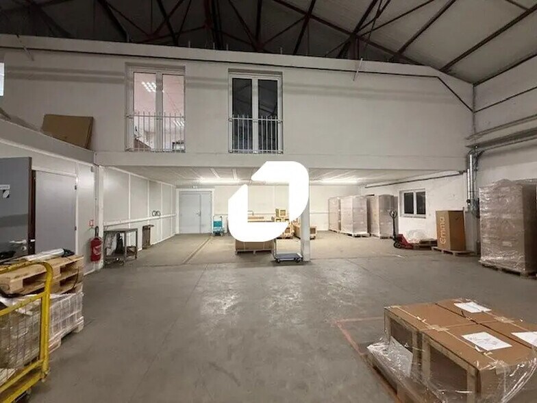 7 Chemin De Saint Hilaire, SAINT-OUEN-L'AUMONE to rent - Interior Photo - Image 1 of 15