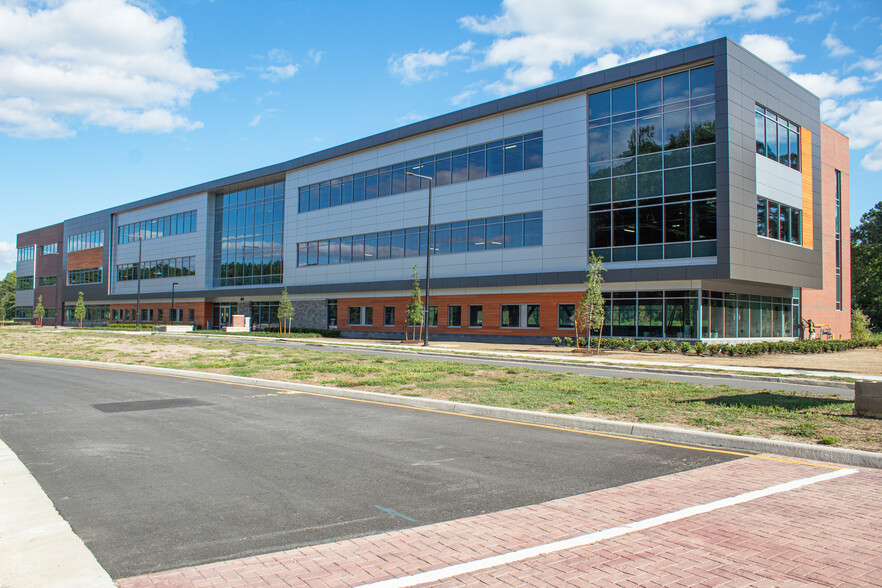 800 Tech Center Pkwy, Newport News, VA for rent - Building Photo - Image 1 of 3