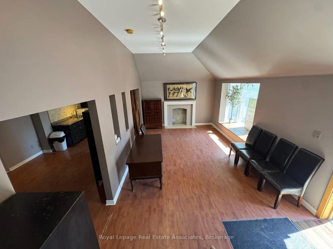 270 Lakeshore Rd E, Mississauga, ON to rent Interior Photo- Image 1 of 3