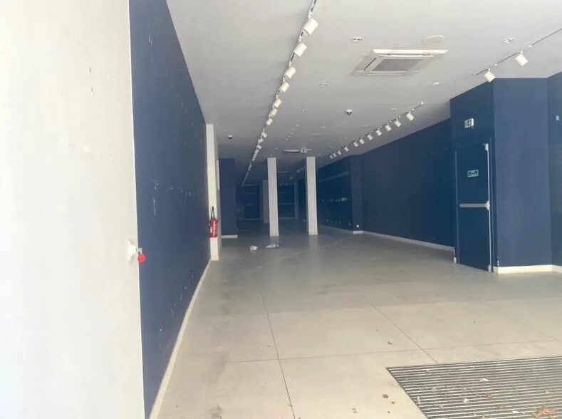 Retail in Marseille to rent - Building Photo - Image 3 of 4