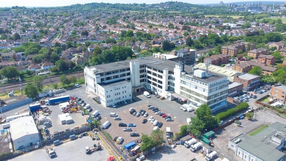 East Ln, Wembley to rent - Building Photo - Image 1 of 13