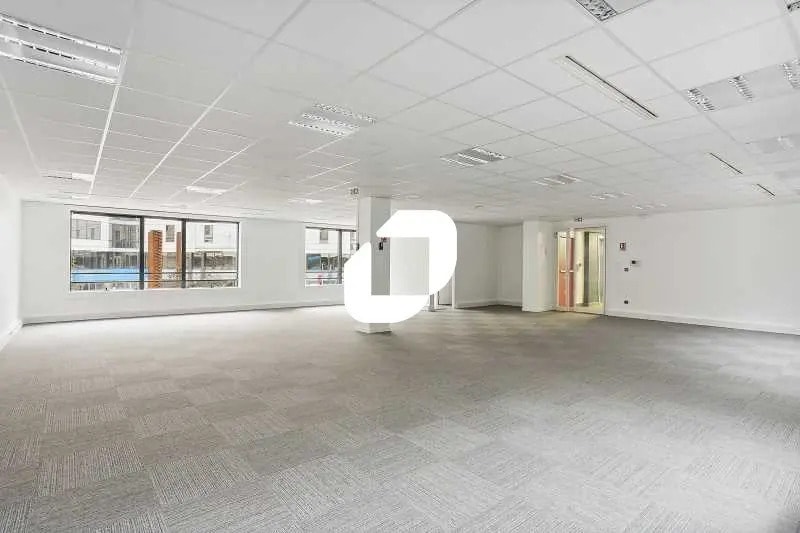 Office in Rueil-Malmaison to rent Interior Photo- Image 1 of 2