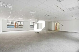 Office in Rueil-Malmaison to rent Interior Photo- Image 1 of 2