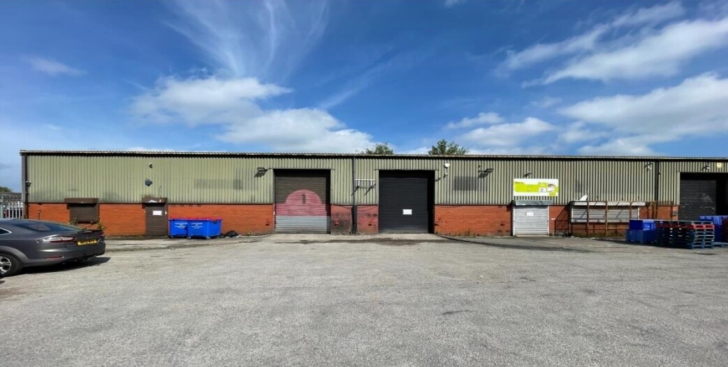 Vale Dr, Oldham for sale Primary Photo- Image 1 of 1