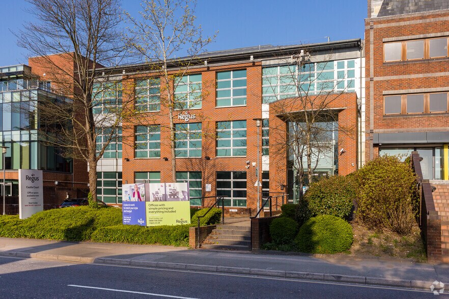 41 London Rd, Reigate to rent - Building Photo - Image 2 of 12