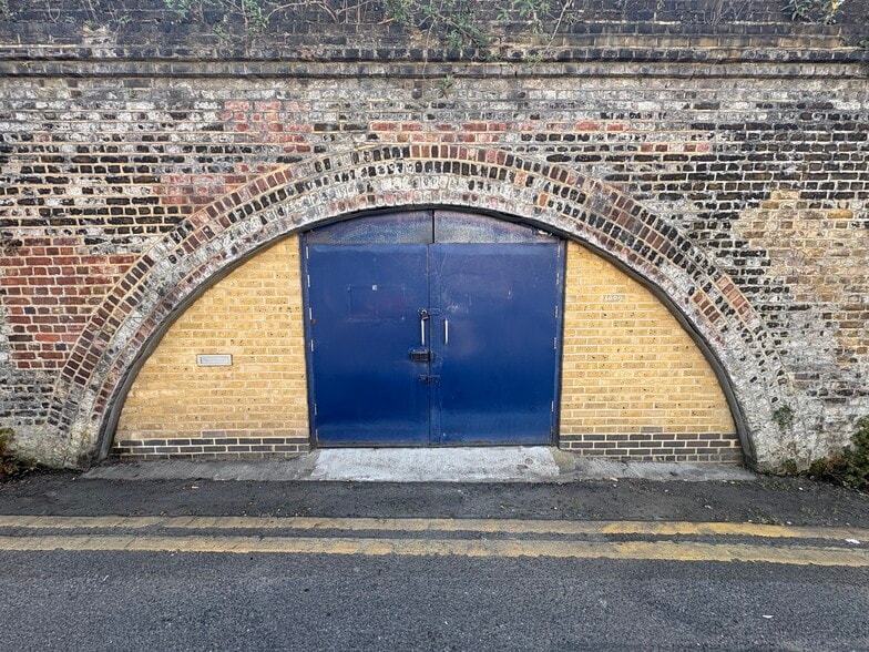 Barton Rd, Rochester to rent - Building Photo - Image 1 of 3