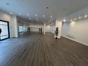 19 Boulevard Dr, London to rent Interior Photo- Image 2 of 6