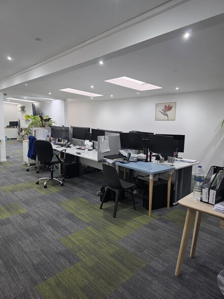 2A Fortis Green, London to rent - Interior Photo - Image 1 of 7