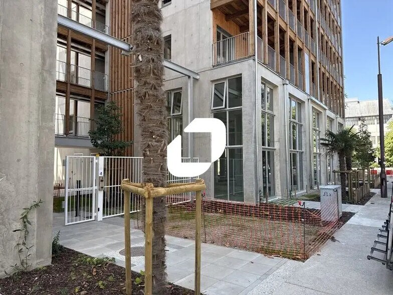 Retail in Nantes to rent - Building Photo - Image 3 of 12