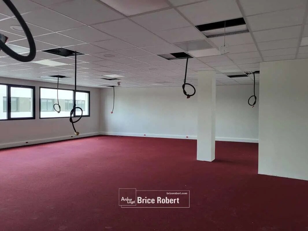 Office in Dardilly to rent Interior Photo- Image 1 of 4