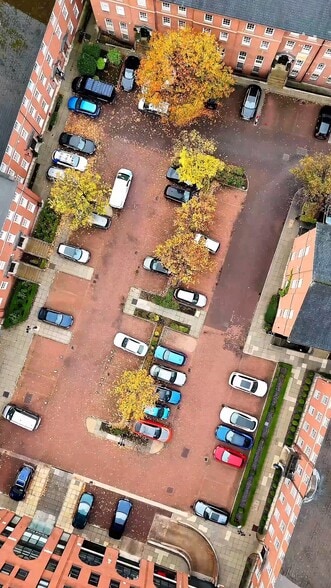 24 Oxford Ct, Manchester to rent - Commercial Listing Video - Image 2 of 10