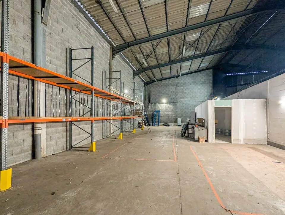 Location Local d'activités 200 m² - Photo 1
