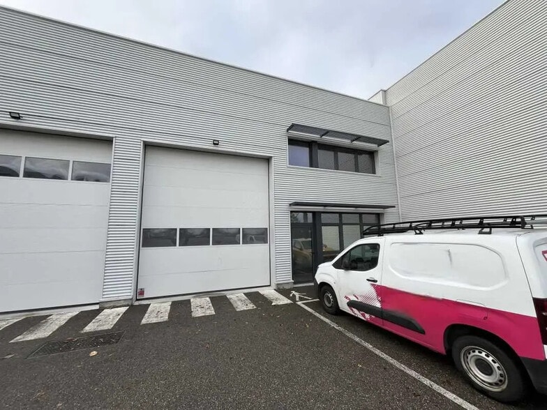 44 Rue De L'Avenir, Genas to rent - Building Photo - Image 1 of 14