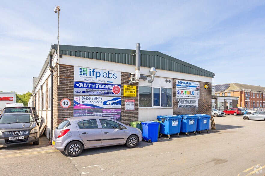 Carr Hl, Doncaster to rent - Building Photo - Image 2 of 4