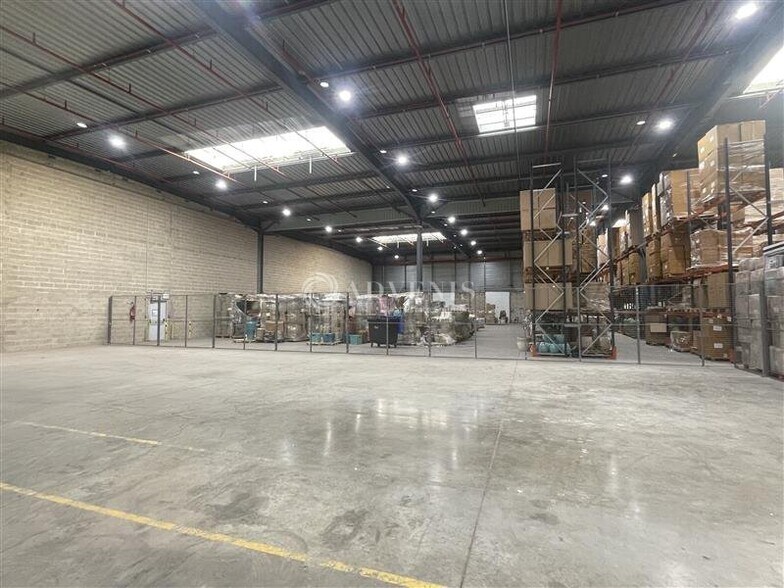 Industrial in Stains to rent - Building Photo - Image 3 of 9