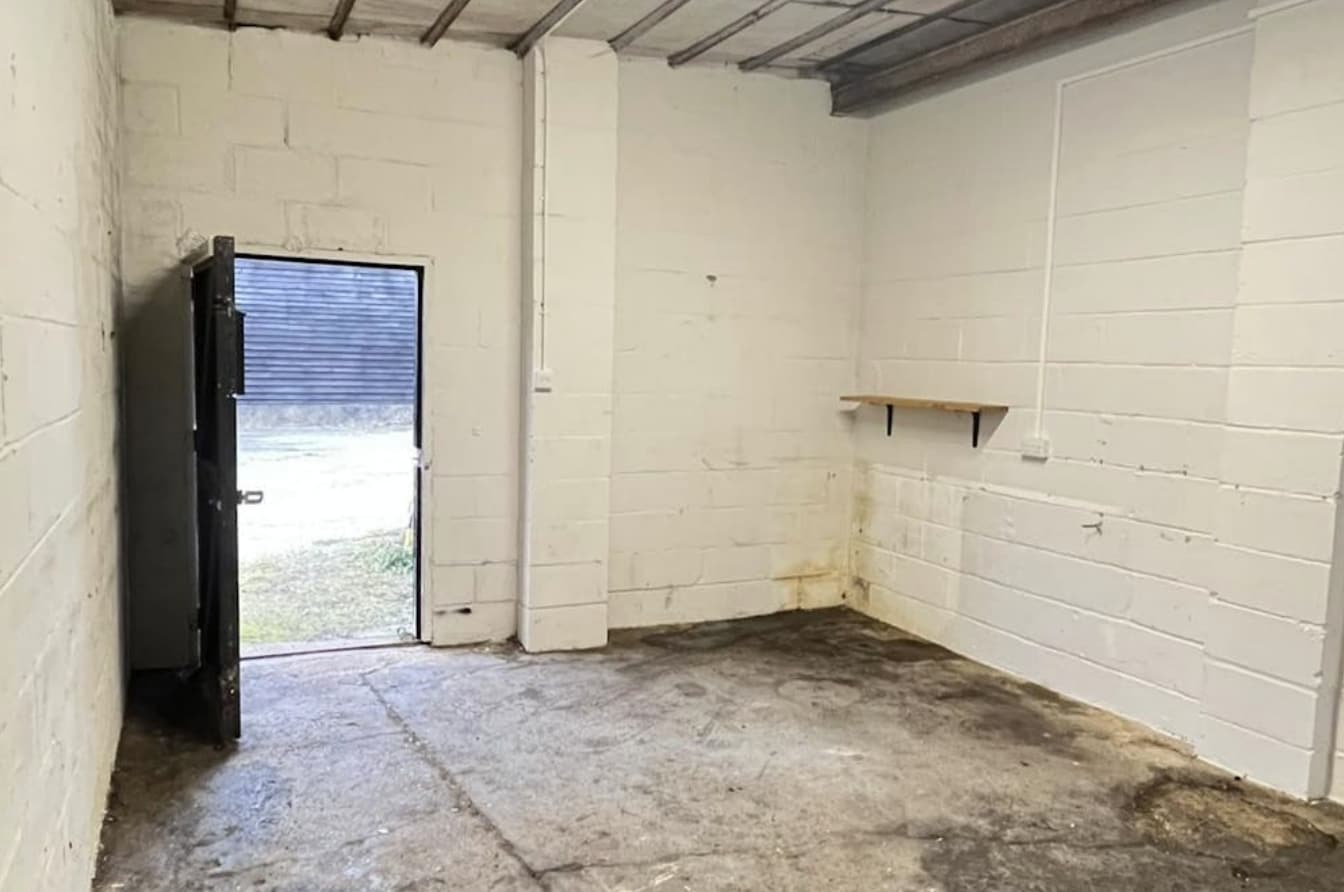 6-8 Brook End, Weston Turville to rent Interior Photo- Image 1 of 2