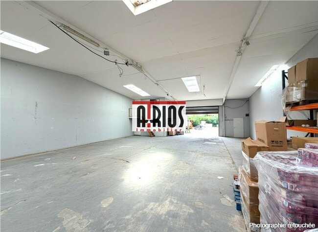 Location Entrepôt 136 m² à 250 m²