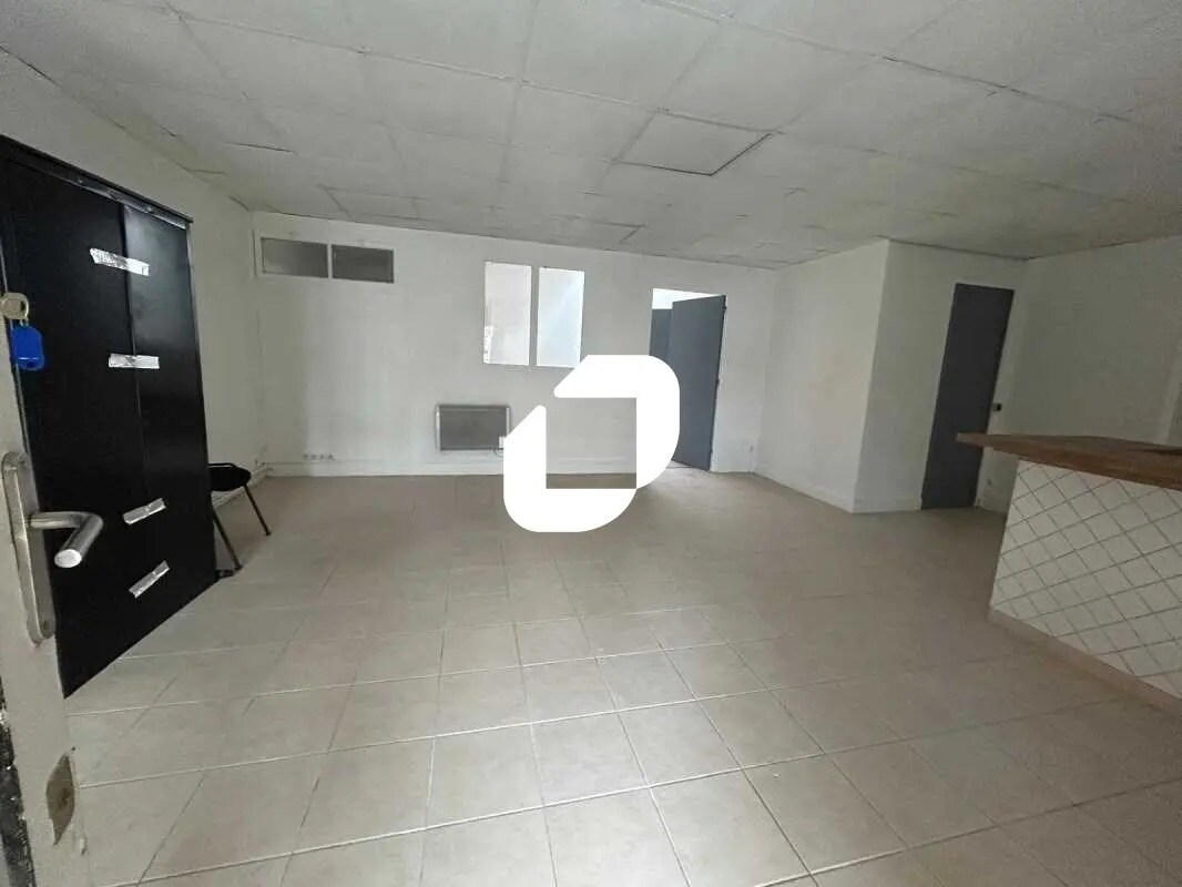 130 Rue Du Lieutenant Petit Leroy, Chevilly-Larue to rent Primary Photo- Image 1 of 21