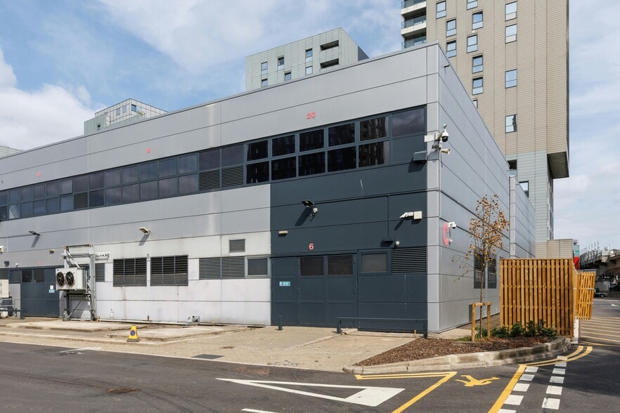 10 Prestons Rd, London to rent - Building Photo - Image 3 of 6