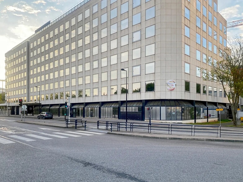 1 Rue Georges Stephenson, Montigny-le-Bretonneux to rent - Building Photo - Image 2 of 26