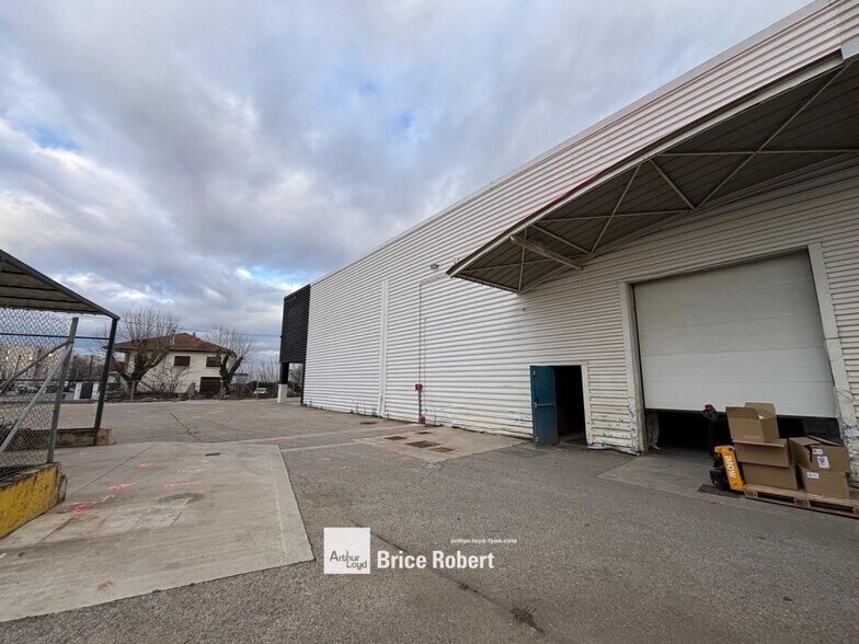 Light Industrial in Vaulx-en-Velin to rent - Building Photo - Image 2 of 8