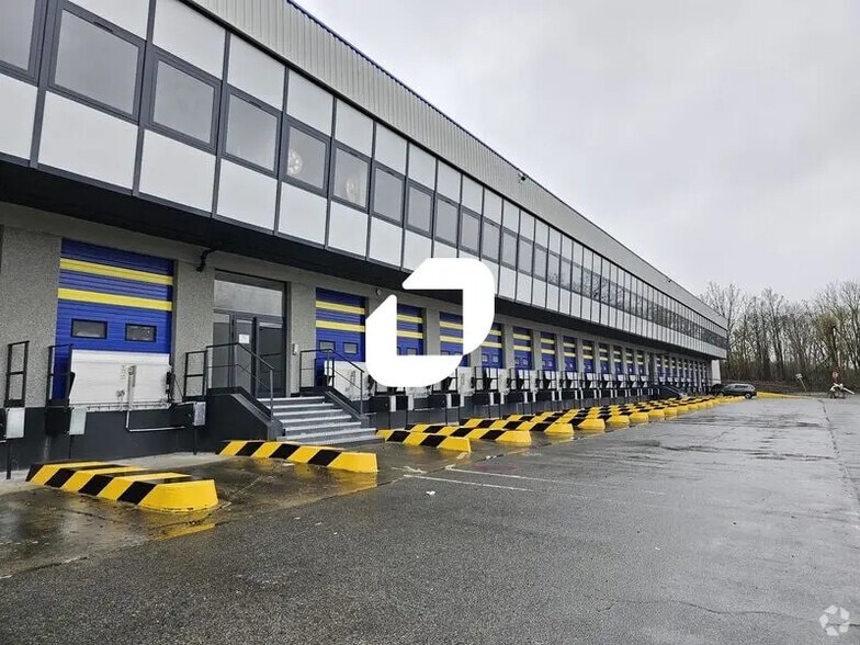 Industrial in Saint-Witz to rent - Building Photo - Image 3 of 13