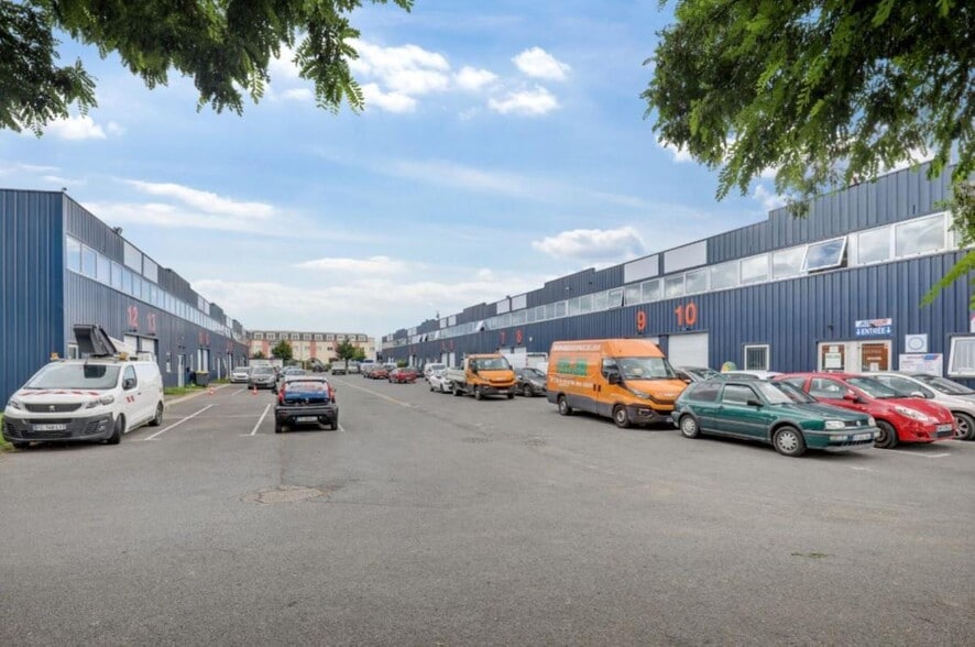 4 Route De Longjumeau, Chilly-Mazarin to rent - Building Photo - Image 2 of 4