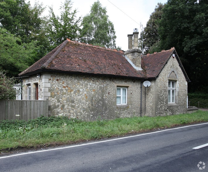 Felcourt Rd, East Grinstead to rent - Building Photo - Image 3 of 5