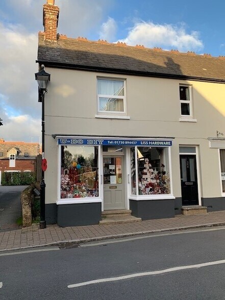 34-36 Station Rd, Liss to rent - Building Photo - Image 3 of 3