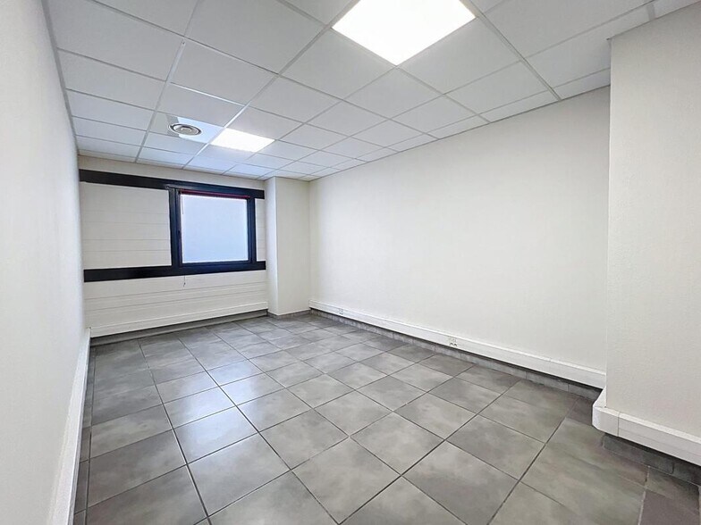 Office in La Seyne-sur-Mer to rent - Interior Photo - Image 2 of 2