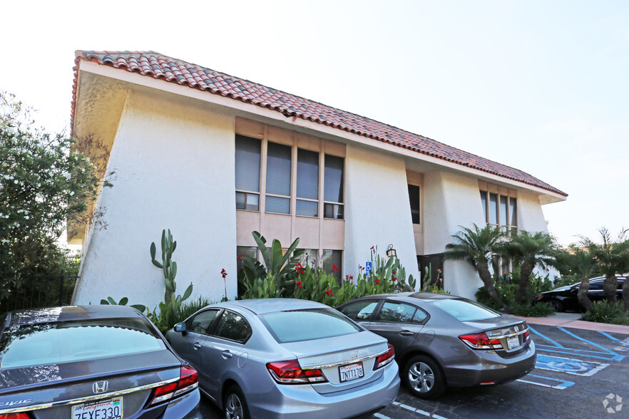 21062 Brookhurst St, Huntington Beach, CA for rent - Building Photo - Image 3 of 9