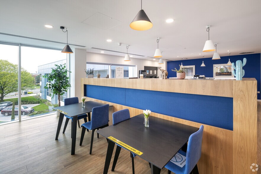 220 Wharfedale Rd, Wokingham to rent - Lobby - Image 2 of 14