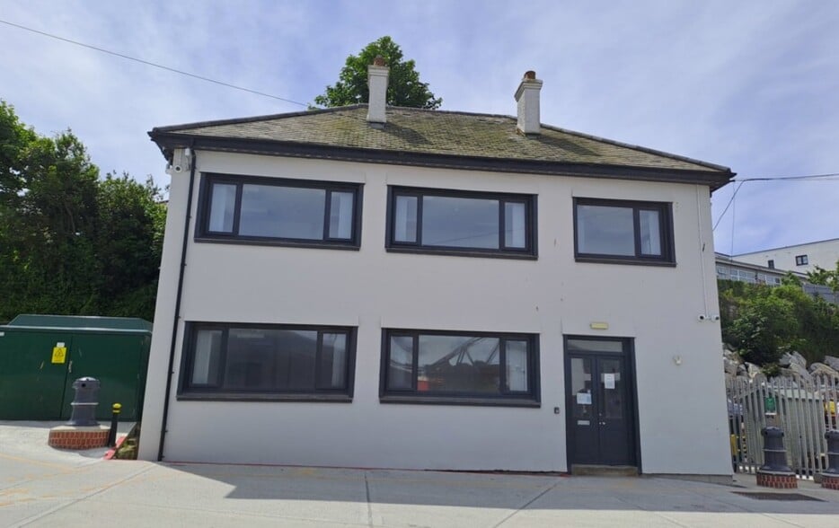 12 North Parade, Falmouth to rent - Building Photo - Image 2 of 4